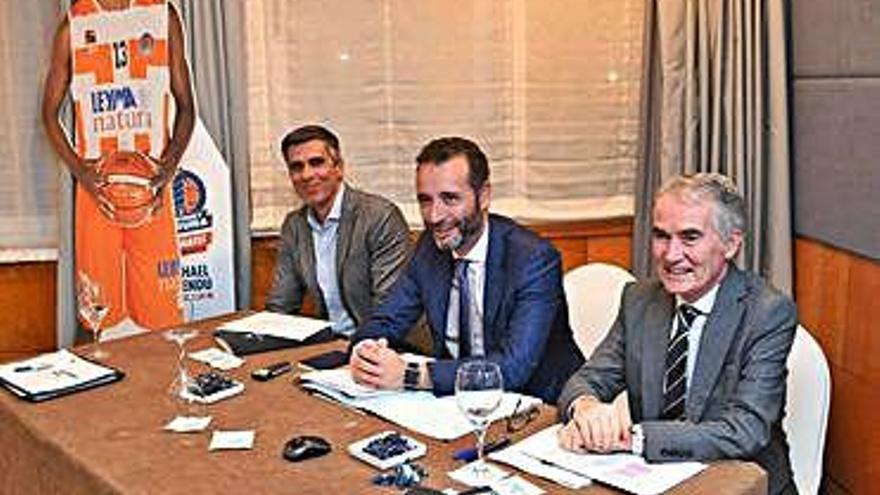 Juan Carlos Fernández, Roberto Cibeira y Enrique Muñoz, vicepresidente, presidente y secretario del Leyma, en la asamblea del club.