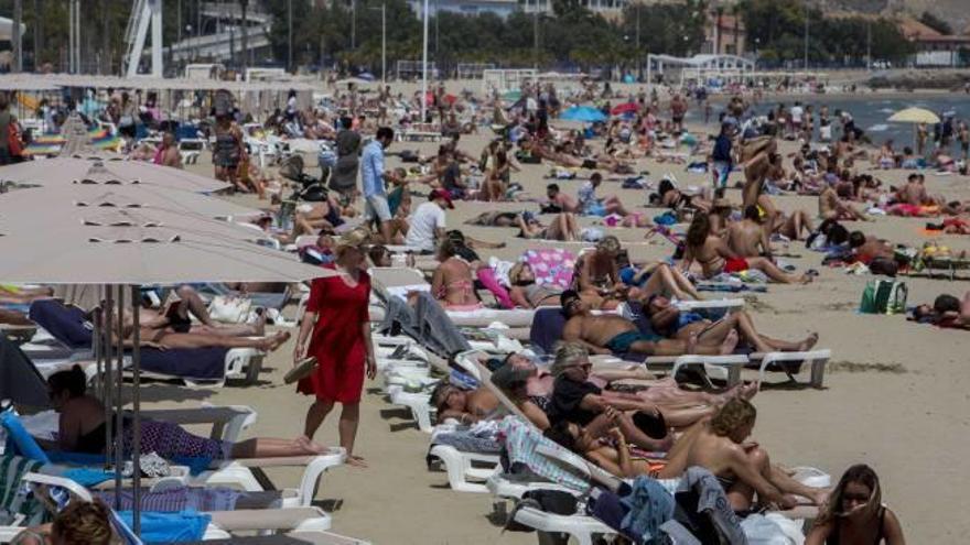 Bañistas en la playa alicantina del Postiguet este mes.