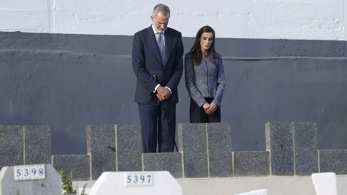 Felipe VI honra en un cementerio musulmán a 90 migrantes muertos al intentar llegar a Ceuta desde Marruecos