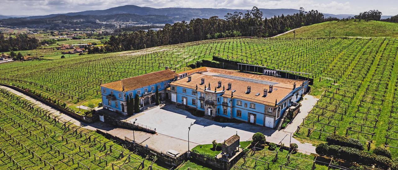 Bodega Granbazán, rodeada ahora por 36 hectáreas de viñedo propio.