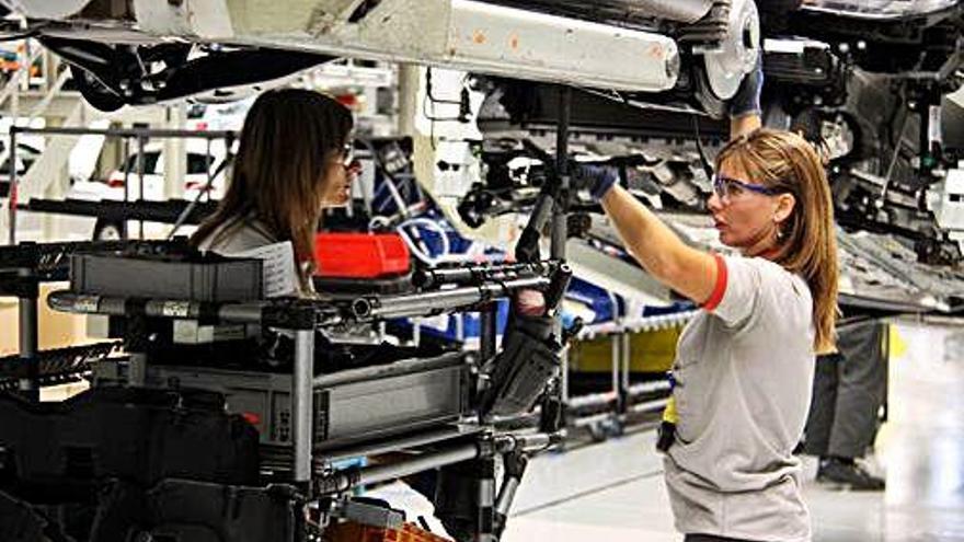 Unes treballadores, a la fàbrica Seat de Martorell.