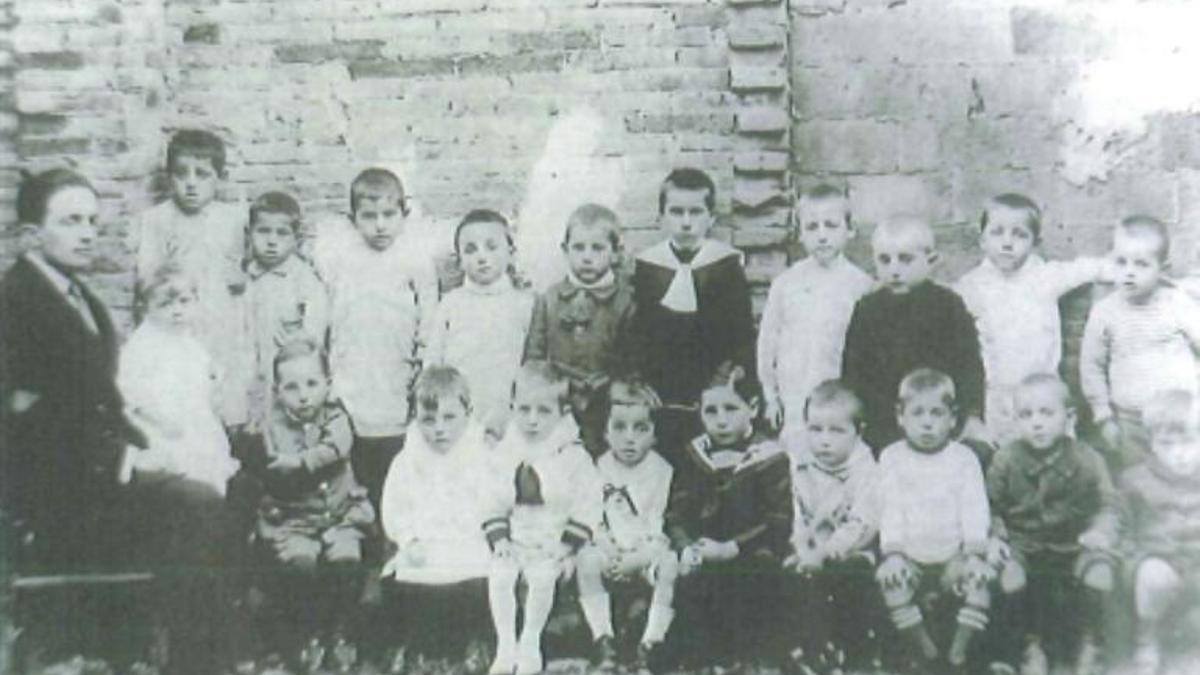 Emili Sangenís amb un grup d'alumnes el 1924