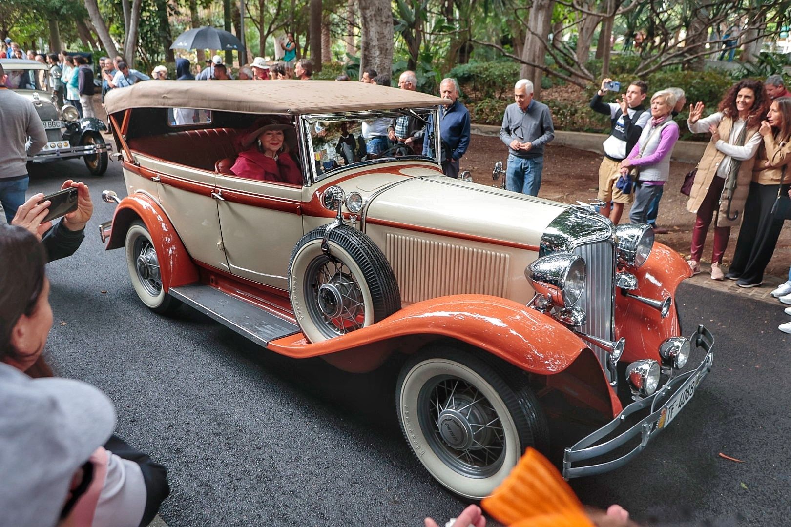 Exhibición de coches antiguos en el Carnaval de Santa Cruz de Tenerife