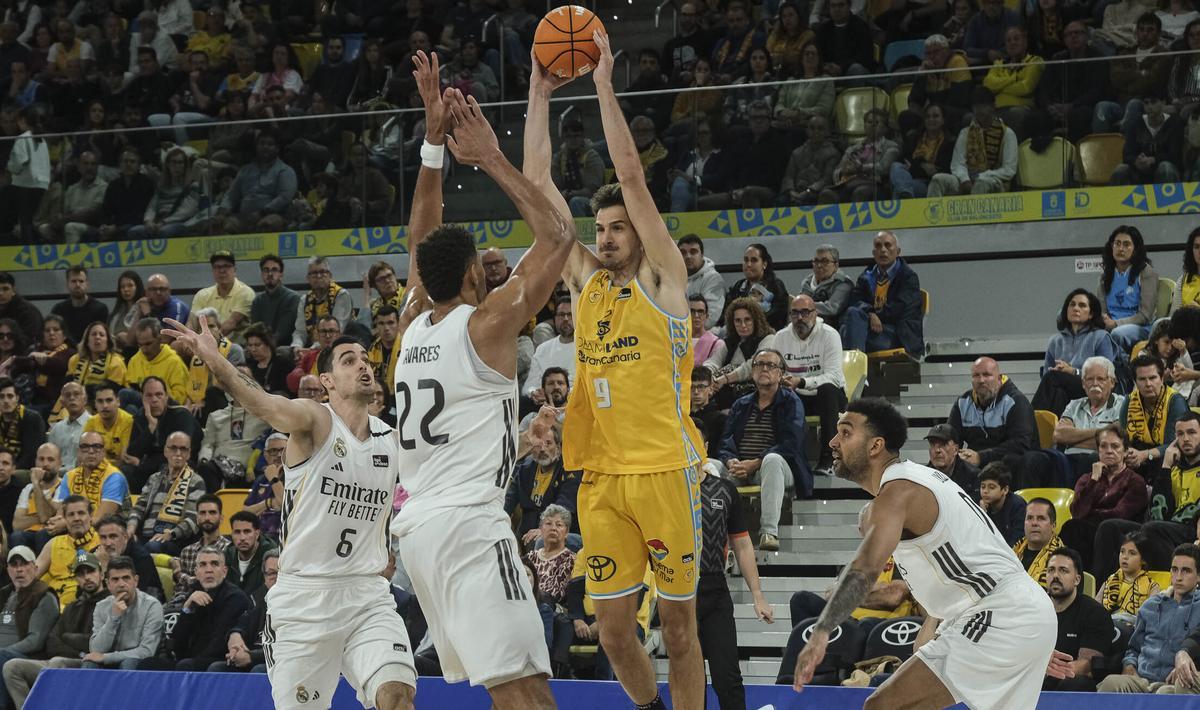 Brussino captura un rebote ante la mirada de Abalde, Tavares y Lyles.
