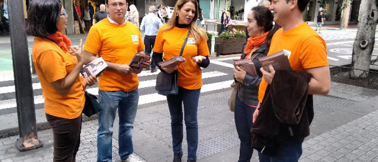 Fran de Torres (segundo por la izquierda) y Leticia García Díaz (centro), repartieron ayer octavillas en Mesa y López.