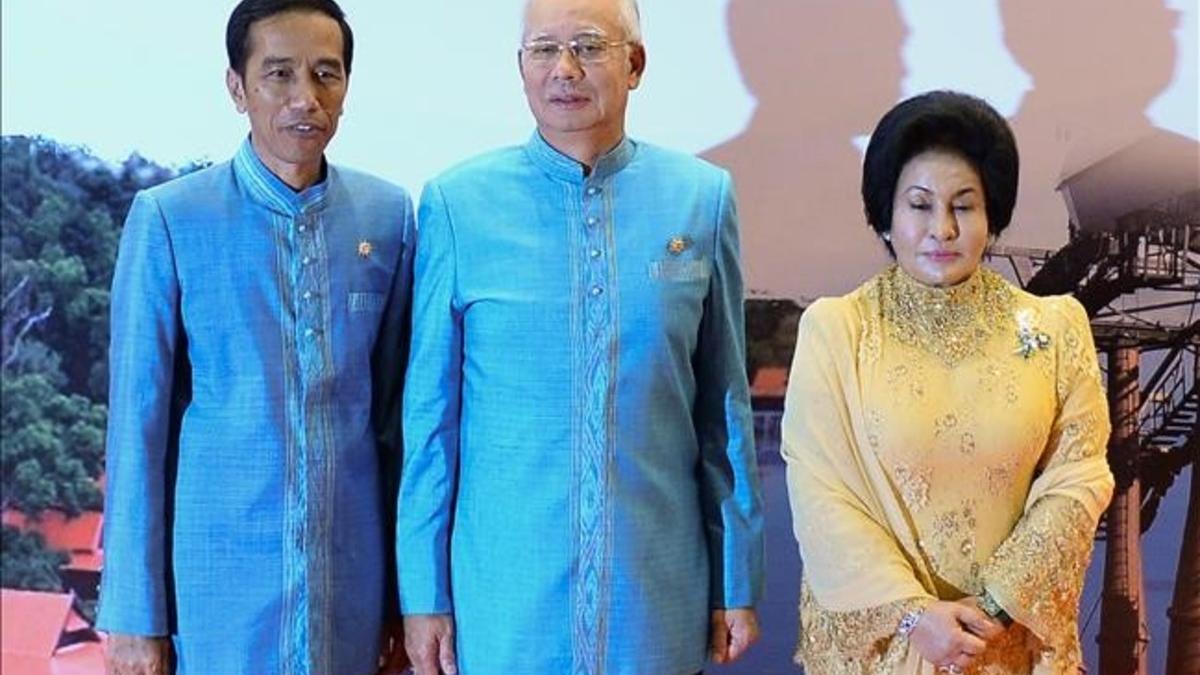 Rosmah Mansor, primera dama malasia, junto a su marido, el primer ministro Najib Razak (centro) y el presidente del país, Joko Widodo.