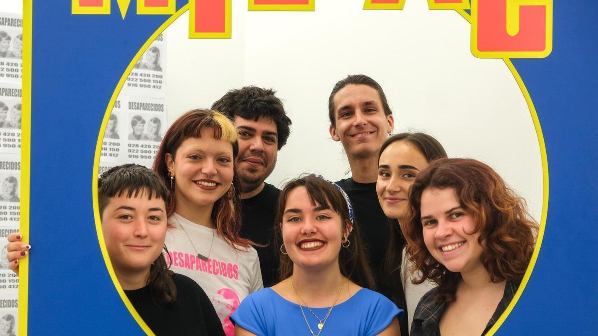 Los autores de la exposición en una de las instalaciones de la muestra
