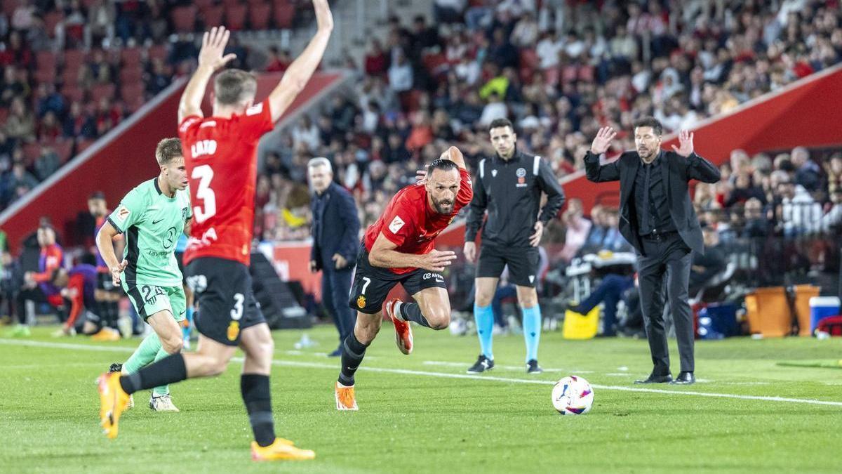 Muriqi conduce el balón ante la tímida presión de Barrios, futbolista del Atlético de Madrid.