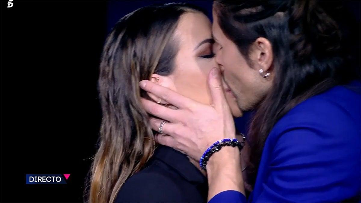Cristina Porta y Luca Onestini besándose
