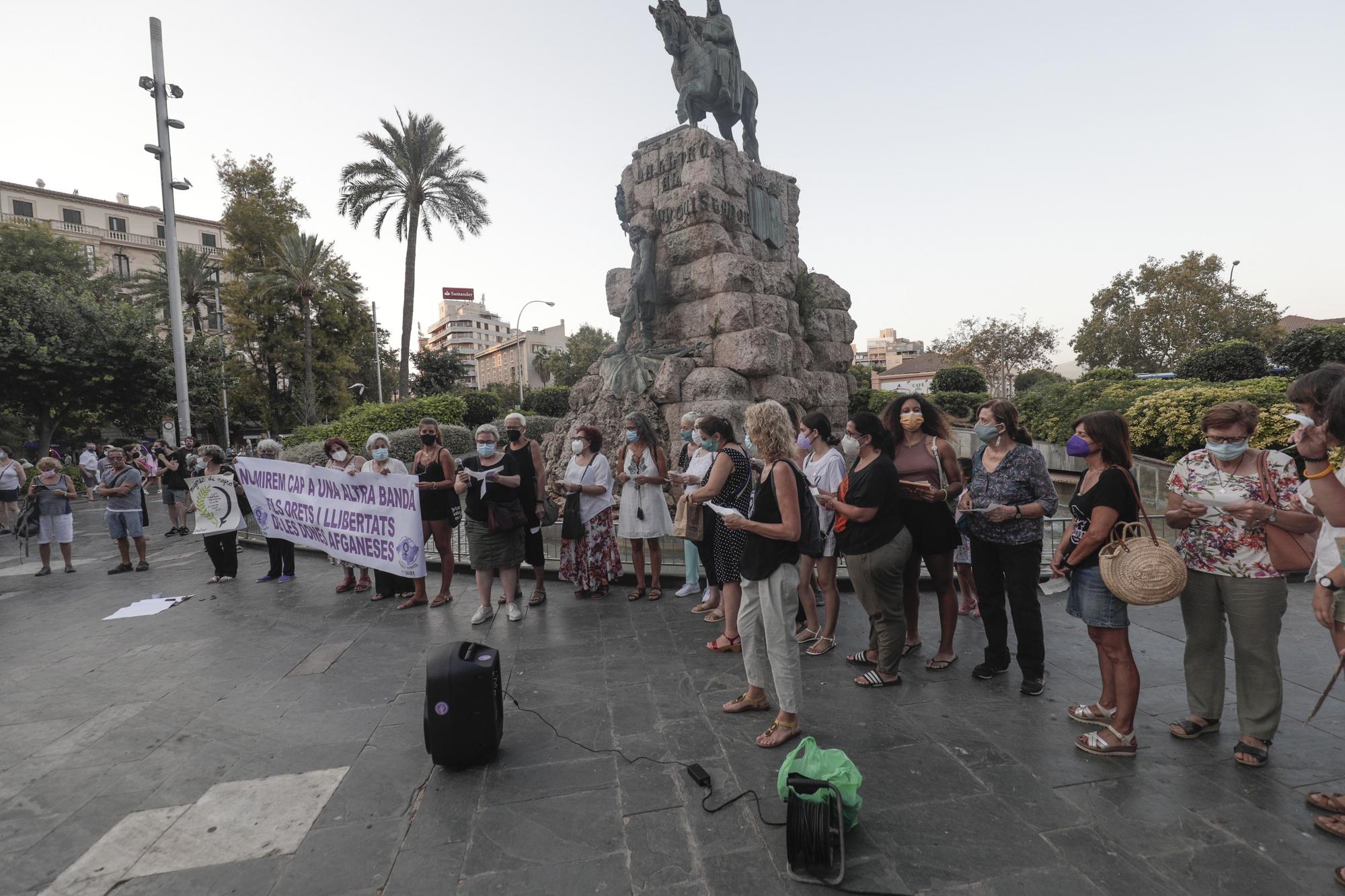 El movimiento feminista se manifiesta en pro de los derechos de la mujer afgana