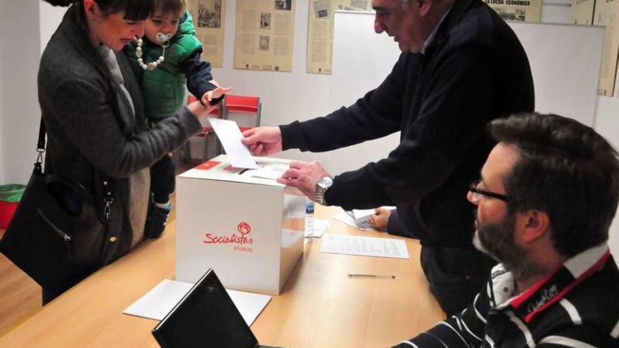 La concejala Paola María Mochales fue a votar a la sede socialista con su hijo. // Iñaki Abella