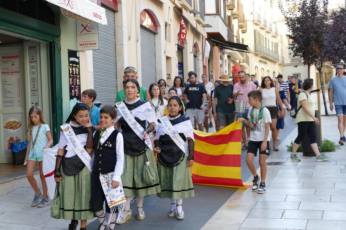 EN IMATGES | Figueres rep la Flama del Canigó i la reparteix arreu de l'Alt Empordà