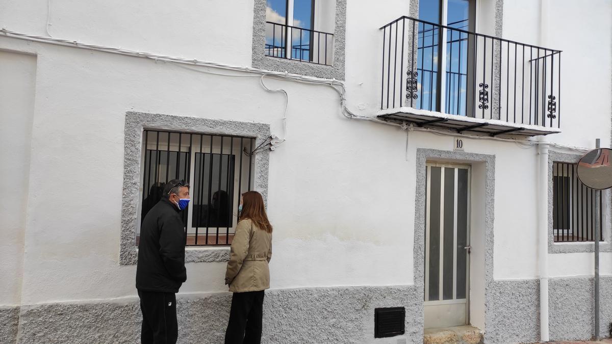 Un matrimonio observa la fachada de la Casa Abadía, que es la vivienda gratis que ofrece el Ayuntamiento de la Torre d&#039;en Doménec para los nuevos vecinos.