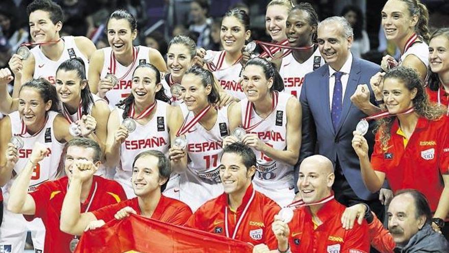 La selección femenina de baloncesto, con las isleñas Leticia y Leonor en Turquía. A la dcha., Thaïs Henríquez, medallista en el pasado Europeo de ´sincro´, y Mangué (balonmano), dos medallistas olímpicas grancanarias en Londres 2012.