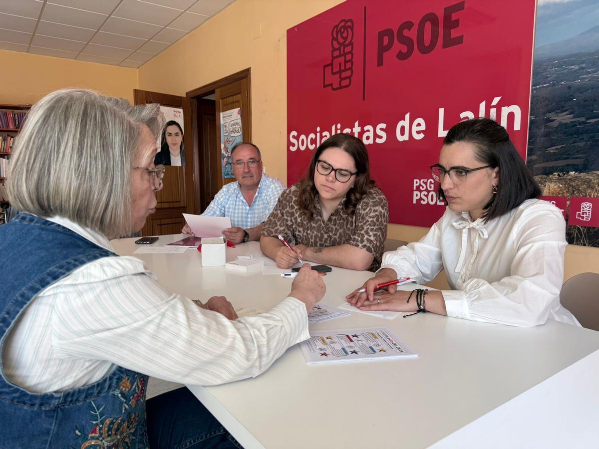 La portavoz municipal socialista de Lalín, Alba Forno, se reunió ayer con la presidenta de la Asociación de Venezolanos del Deza, Mari Carmen Baldonedo Vilariño, para abordar su situación y el proceso de regularización extraordinaria de personas extranjeras. Ambas valoraron positivamente la medida impulsada por el Gobierno y destacaron que se está desarrollando con normalidad. Trataron problemas como las dificultades de acceso a la vivienda, las exigencias para alquilar y las limitaciones laborales derivadas de la falta de documentación. También se abordó la necesidad de apoyo en trámites administrativos y se acordó mantener una colaboración fluida.