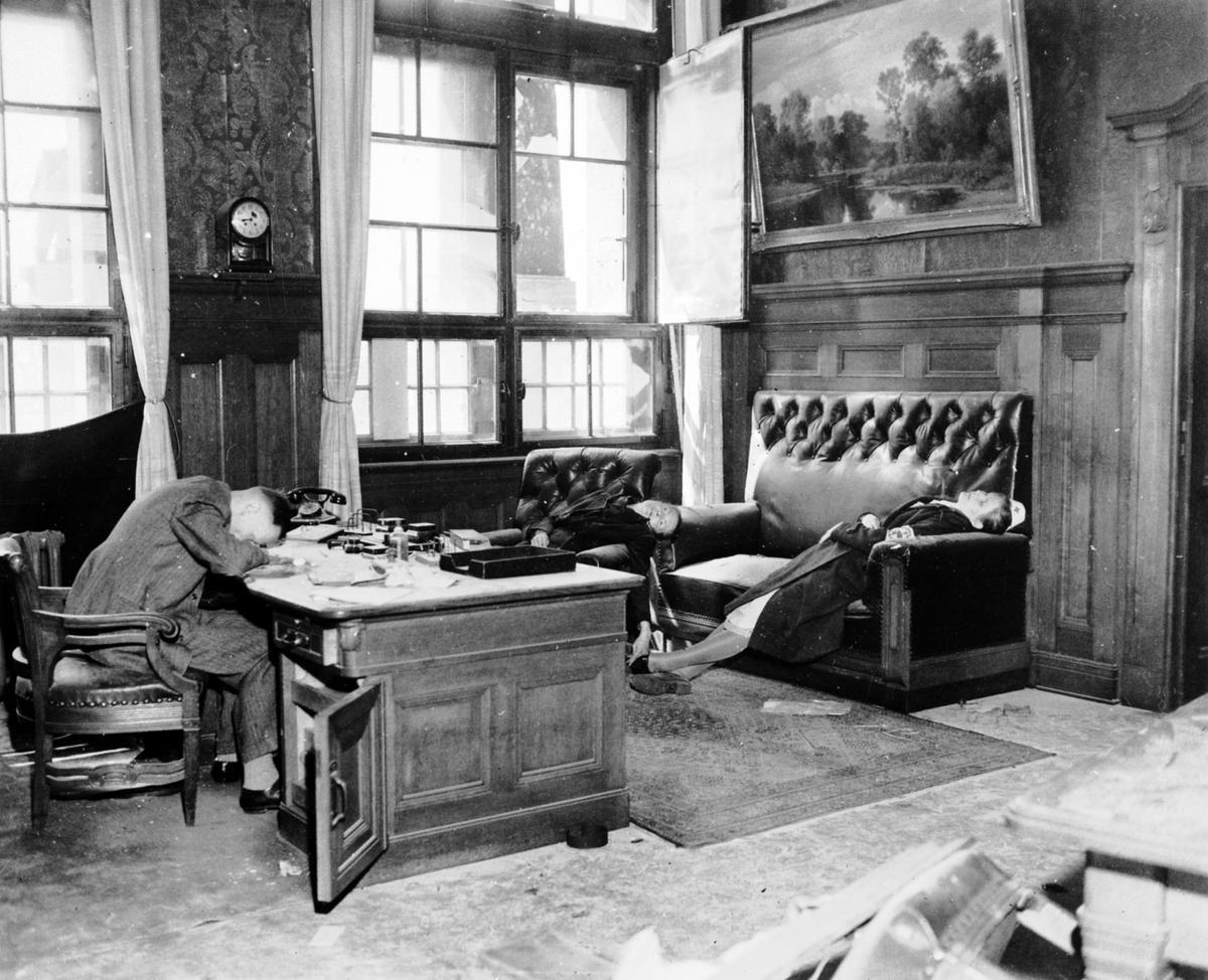 El doctor Kurt Lisso, su esposa y su hija, que se suicidaron con veneno, fotografiados por la fotoreportera estadounidense Margaret Bourke-White el 20 de abril de 1945 en Leipzig.