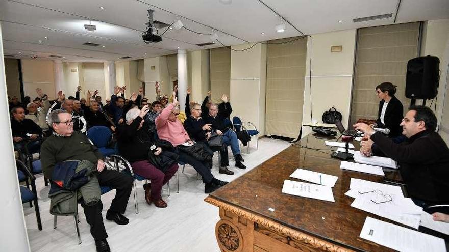 Asistentes a la asamblea, que tuvo lugar en el edificio Varela, votan uno de los puntos. // Gustavo Santos