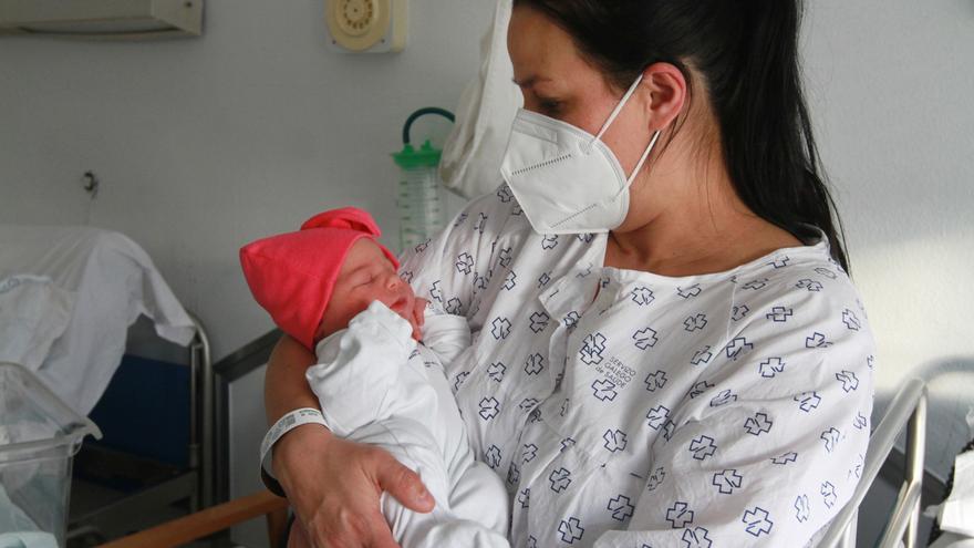 La pandemia retrasa el estreno de la maternidad en Galicia hasta los 32 años