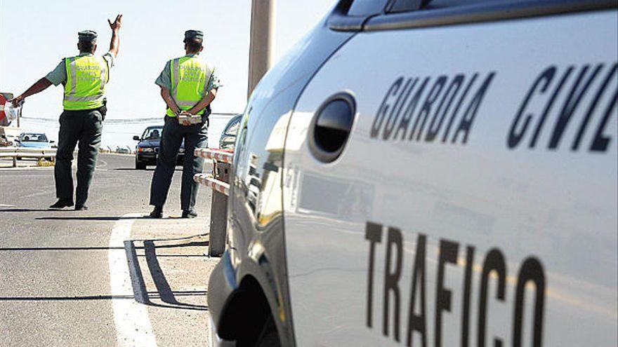 Agentes de la Guardia civil de Tráfico durante un control.