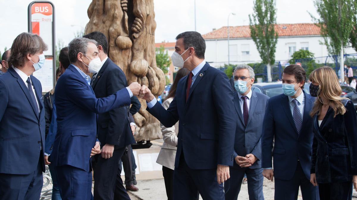 El presidente del Gobierno, Pedro Sánchez, saluda al exjefe del Ejecutivo José Luis Rodríguez Zapatero, a su llegada a la IV Feria Nacional para la Repoblación de la España Rural, este 28 de mayo de 2021 en Soria.