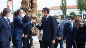 El presidente del Gobierno, Pedro Sánchez, saluda al exjefe del Ejecutivo José Luis Rodríguez Zapatero, a su llegada a la IV Feria Nacional para la Repoblación de la España Rural, este 28 de mayo en Soria.