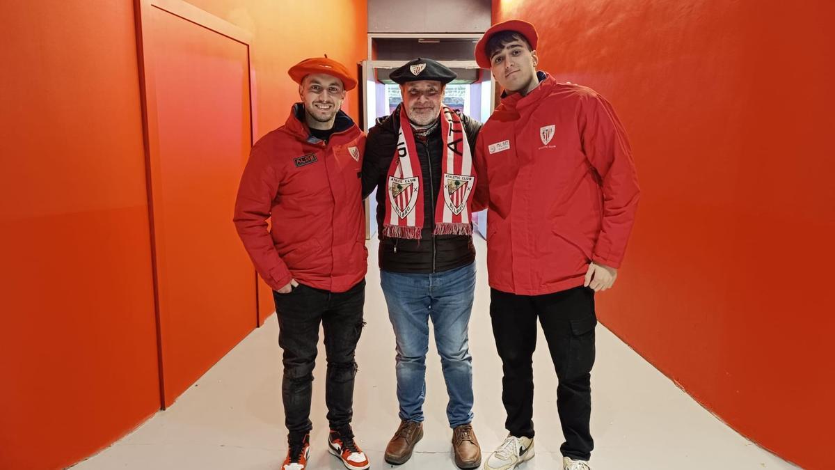 Tomeu Estelrich (centro) posa con dos empleados del Athletic Club en San Mamés.