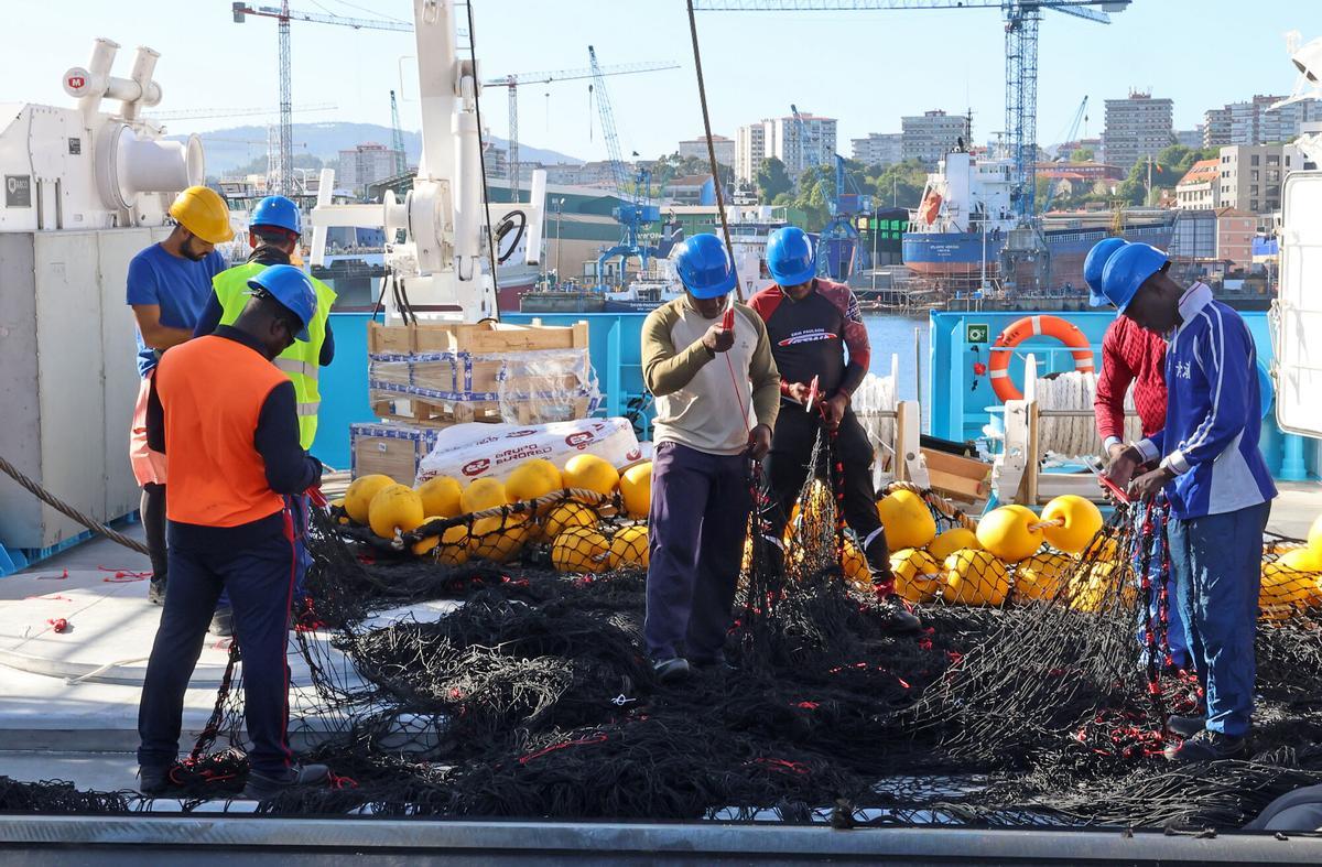 Profesionales del atunero «Adamas» en Bouzas
