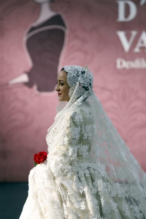 Desfile benéfico de indumentaria valenciana de Albaes en Nuevo Centro