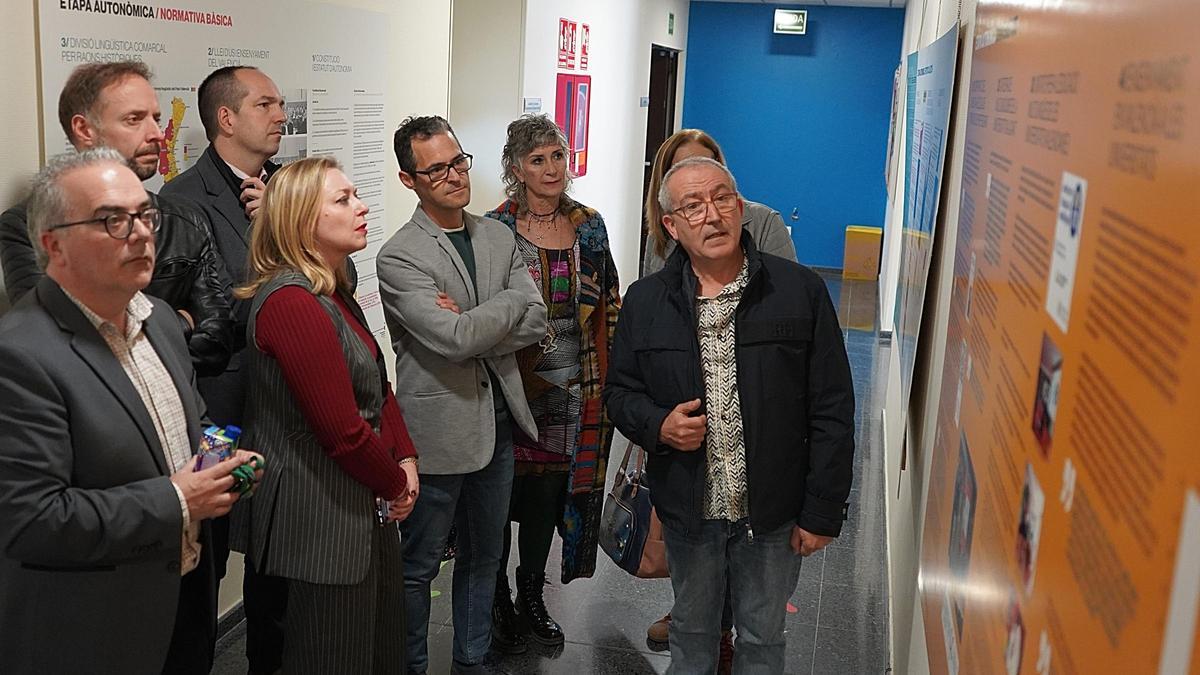 Visita a la exposición en el campus de la UV en Ontinyent.