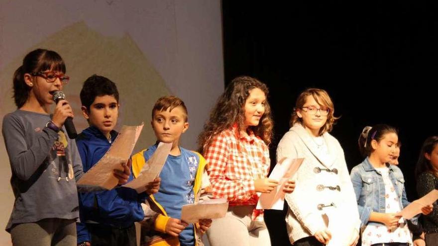 Los escolares del colegio Santa Eulalia de Mérida, recitando poemas durante las jornadas del año pasado.