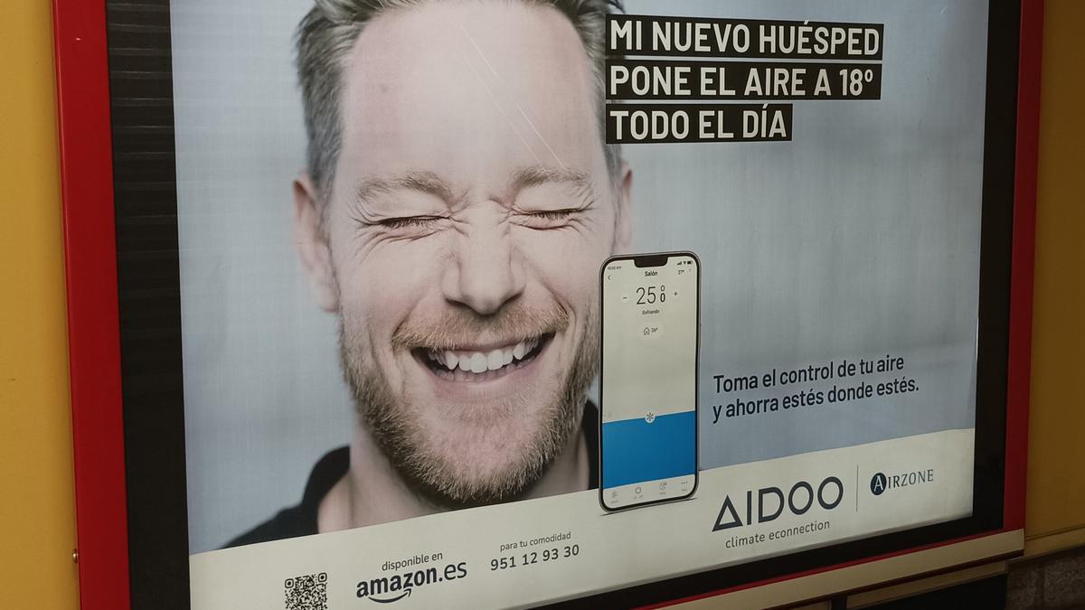 Un anuncio en el Metro de Madrid del aparato para controlar el aire de &quot;tu huésped&quot; desde cualquier sitio