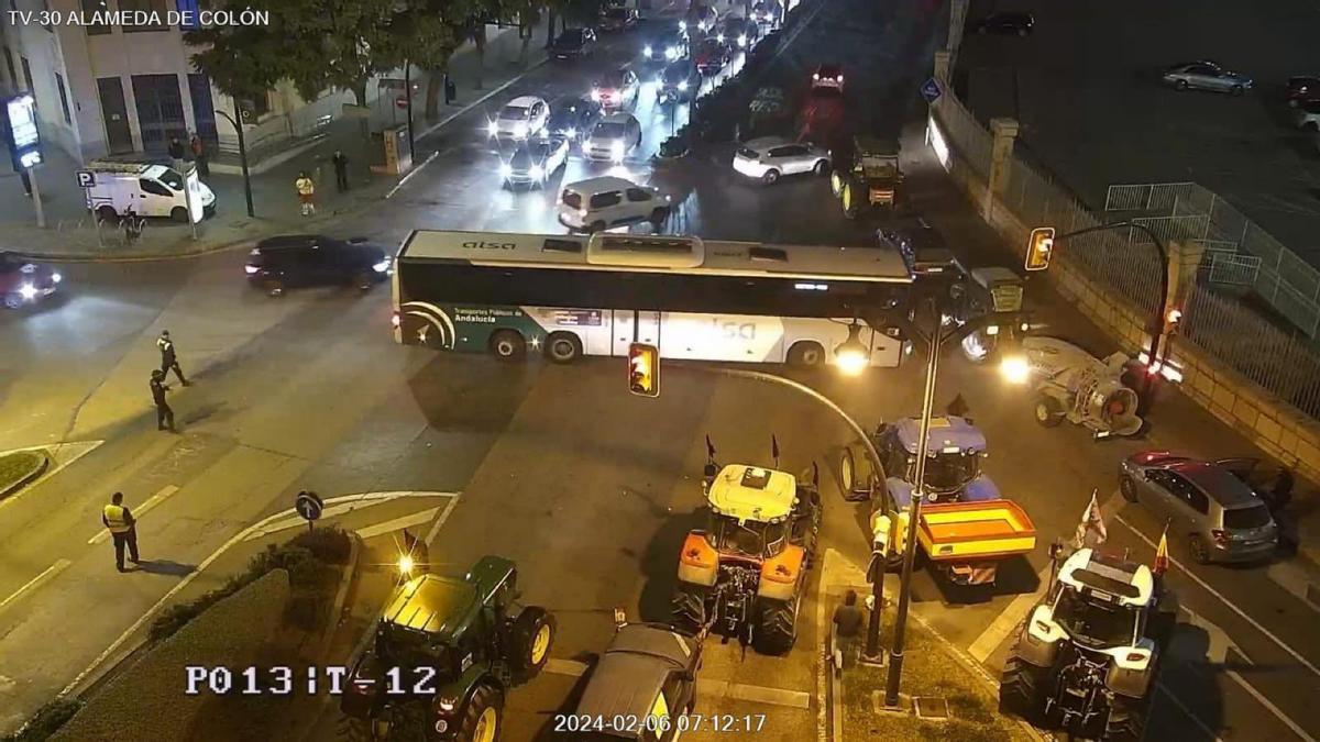 Tractores bloqueando el acceso al Puerto de Málaga.