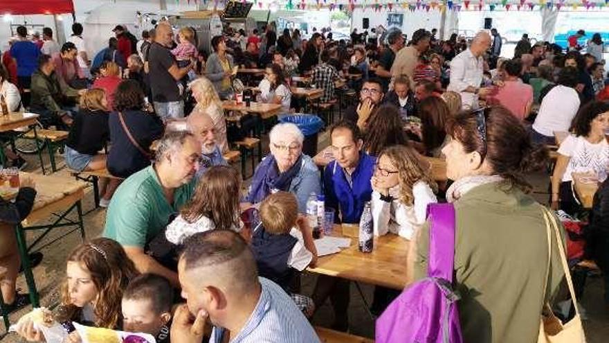 A carpa instalada en Ojea, repleta de degustadores de cervexa. // S.Á.