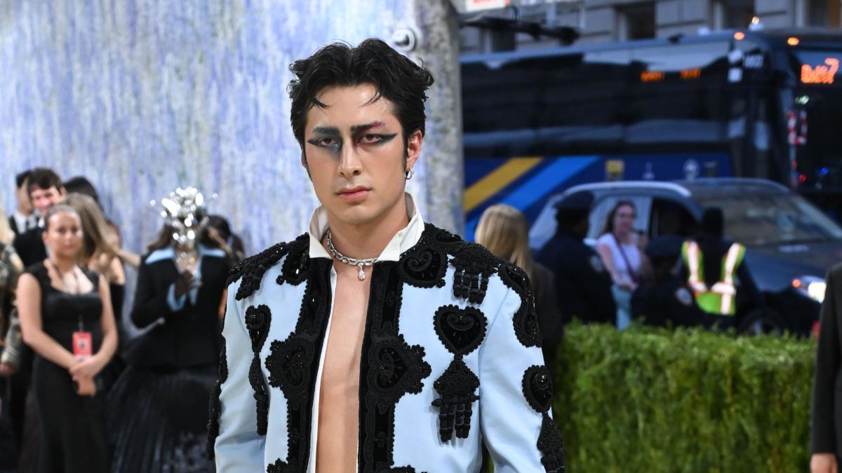 Hudson Williams en la gala Met