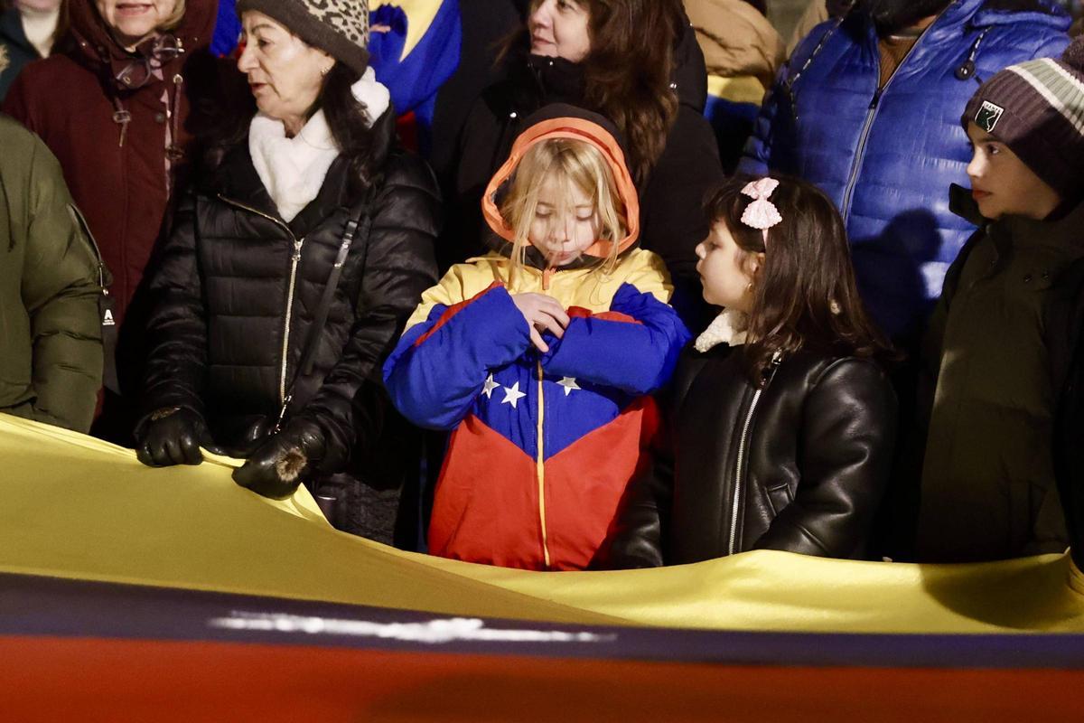 EN IMÁGENES: Los venezolanos residentes en Asturias salen a la calle en Gijón, tras la caída de Maduro
