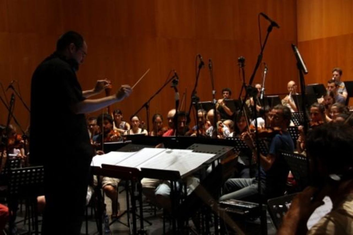El sabadellenc Gerard Pastor dirigeix la Furius Music Orquestra per crear la banda sonora de ’Barcelona 1714’. El sabadellenc Gerard Pastor dirigeix la Furius Music Orquestra per crear la banda sonora de ’Barcelona 1714’.