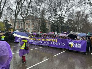 Miles de mujeres salen a las calles de Madrid en un 8M contra el negacionismo