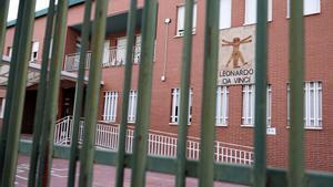 Entrada y fachada del Colegio de Educación Infantil y Primaria (CEIP) Leonardo da Vinci, de Móstoles.