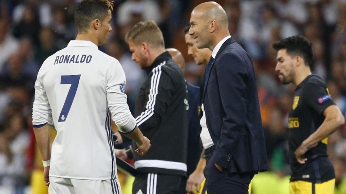 Cristiano conversa con Zidane en el partido de la Champions ante el Atlético