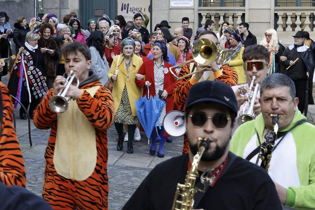 Maruxa e Coralia toman as rúas de Santiago neste luns de Entroido