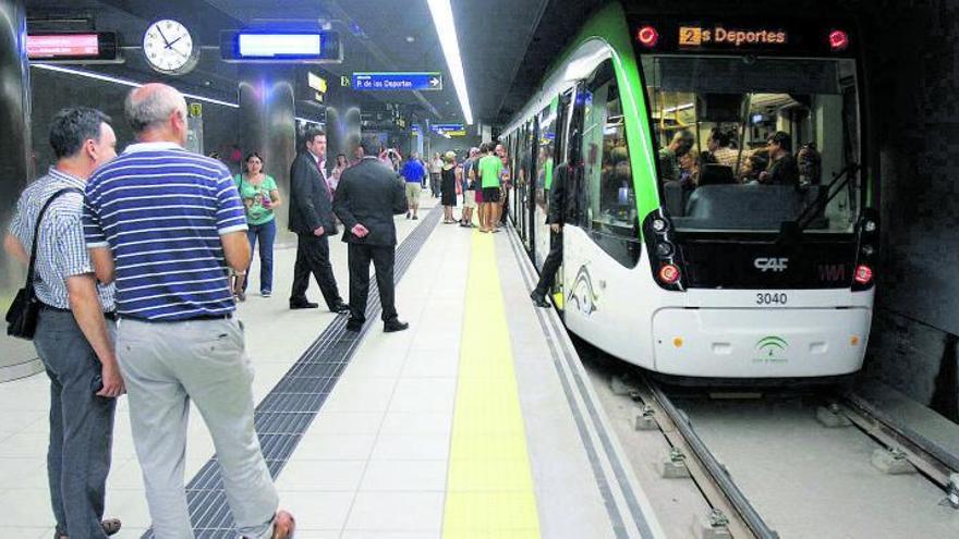 Los vecinos quieren que el metro vaya subterráneo por Málaga Este y que la Junta no aparque el proyecto.