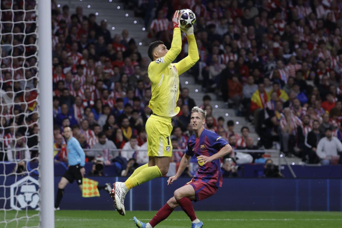 Juan Musso captura el balón ante Dani Olmo