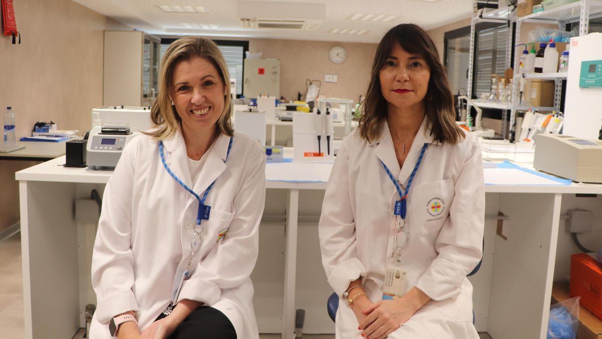 Vanesa Escudero y Esther Mancheño, en un laboratorio de la CEU UCH en Elche
