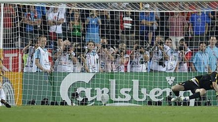 Íker Casillas, en el momento de detener por segunda vez el balón en la tanda de penaltis, tras el lanzamiento del italiano Di Natale.
