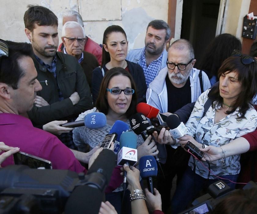 La concejal de Memoria Histórica, María José Espuch, habla a los medios tras la reposición de la placa franquista en la División Azul