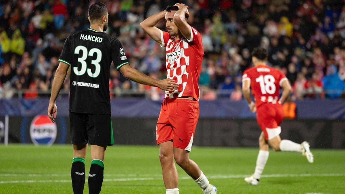 El jugador del Girona Miovski se lamenta tras el autogol de Ladislav Krejci en el partido de Champions League ante el Feyenoord