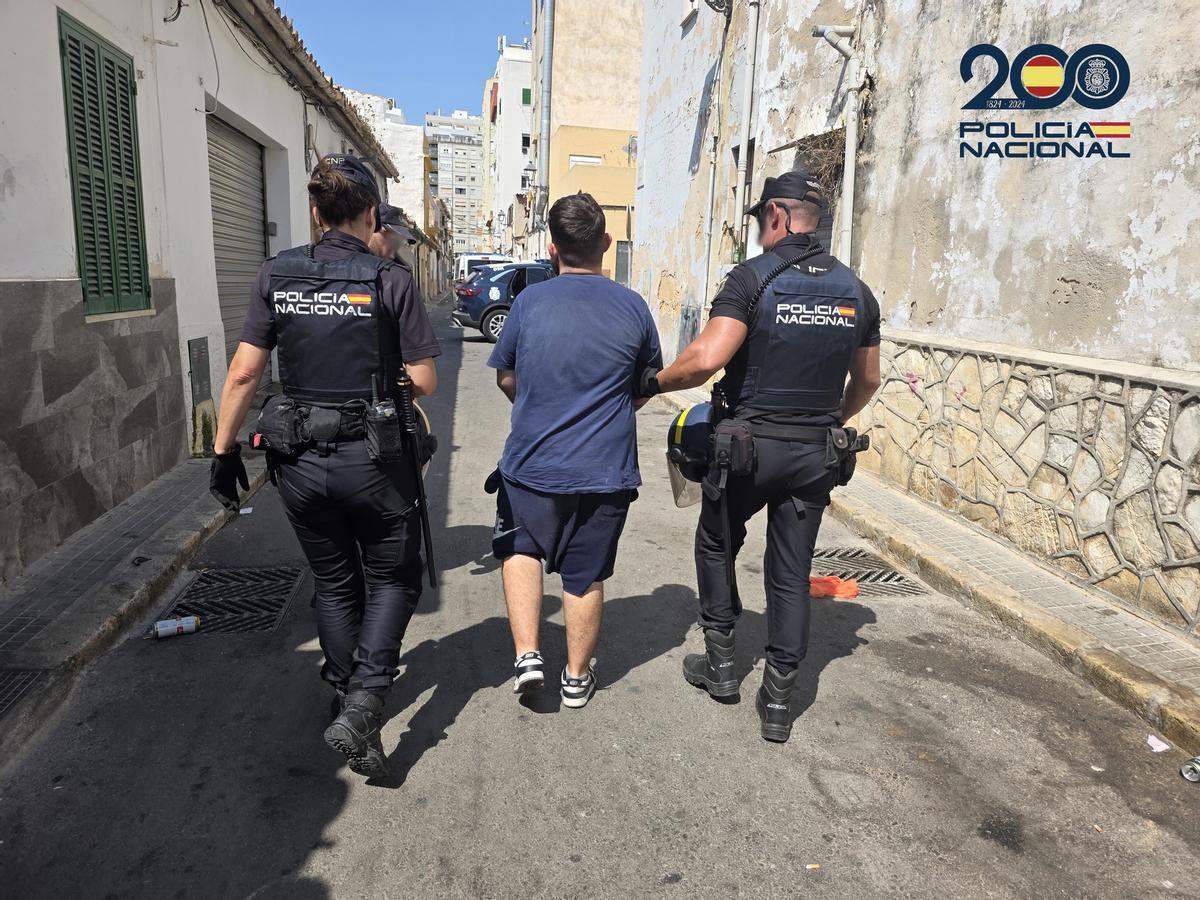 Agentes de la Policía Nacional llevan a un hombre detenido en la nueva operación antidroga en el 'narcobúnker' de La Soledat.