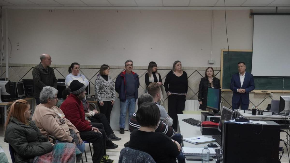 El alcalde de Burriana, con los beneficiados del nuevo taller de empleo.