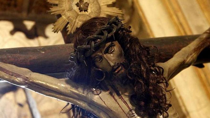 Imagen de Cristo crucificado en una procesión gallega. / la opinión