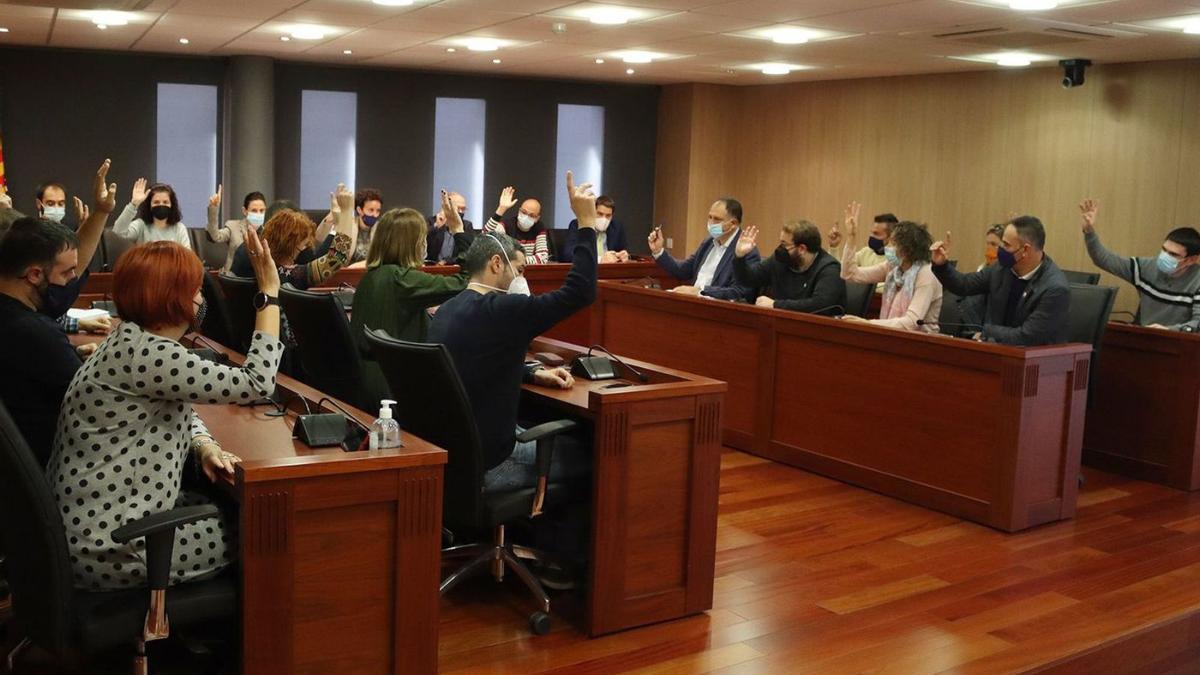 Los tres grupos políticos en el Ayuntamiento, PP, PSOE y Compromís, se unieron en el pleno contra la violencia de género. | MEDITERRÁNEO